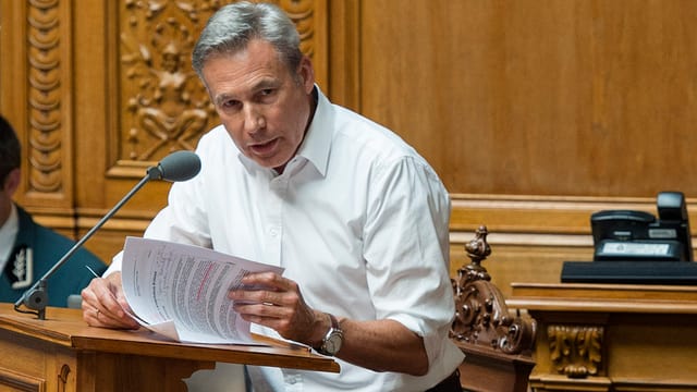 SVP-Fraktionschef Adrian Amstutz am Rednerpult im Ratssaal SVP-Fraktionschef Adrian Amstutz am Rednerpult im Ratssaal