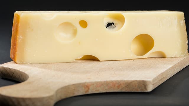 Ein Stück Emmentalerkäse Ein Stück Emmentalerkäse