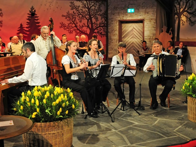 Die Heidi Kapelle musiziert