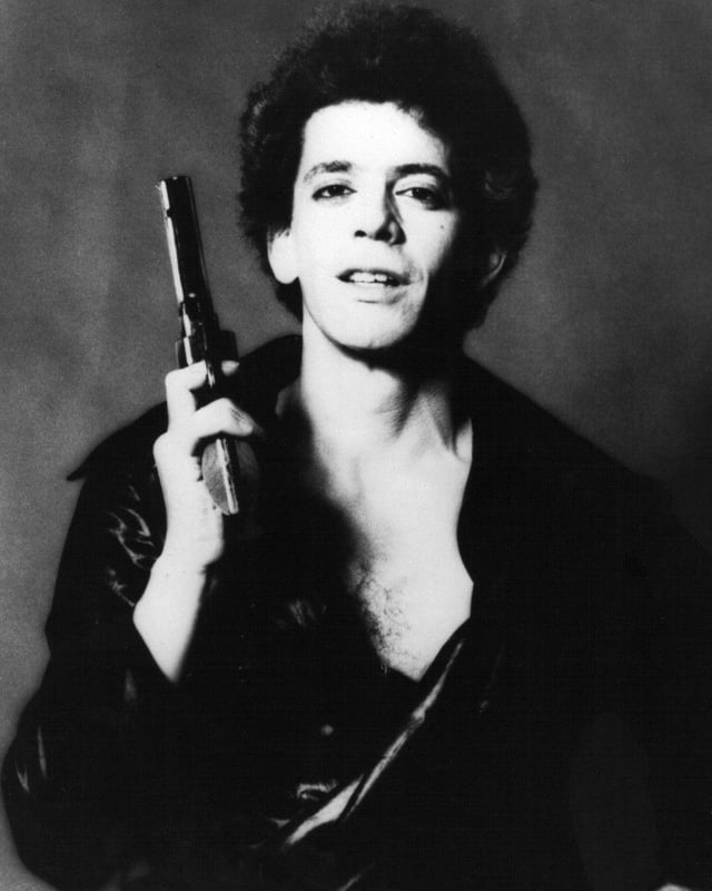 Lou Reed 1977 mit Ledermantel und Pistole Lou Reed 1977 mit Ledermantel und Pistole