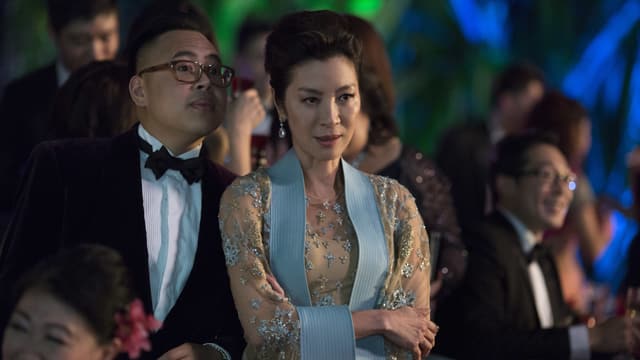 Michelle Yeoh blickt mürrisch in die Kamera. Michelle Yeoh blickt mürrisch in die Kamera.