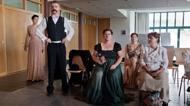 Die Schauspieler warten auf ihren Auftritt. Die Schauspieler warten auf ihren Auftritt.