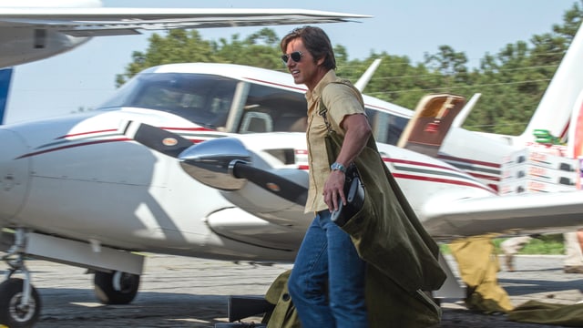 Barry Seal trägt Waffen in ein Flugzeug. Barry Seal trägt Waffen in ein Flugzeug.