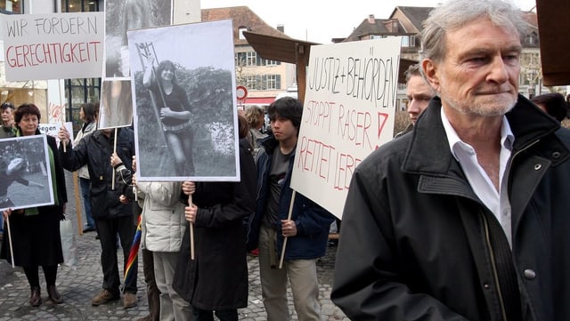 Wiederkehr und einige weitere personen mit Plakaten und Fotos der Unfallopfer. Wiederkehr und einige weitere personen mit Plakaten und Fotos der Unfallopfer.