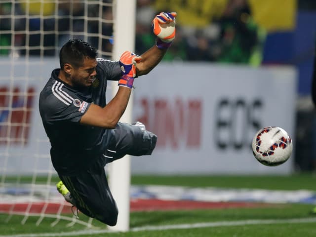 Romero hält einen Penalty Romero hält einen Penalty