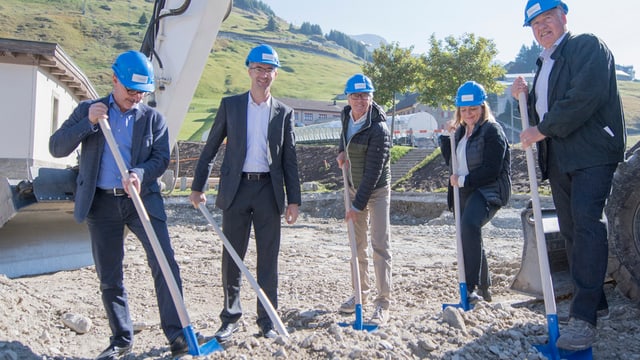 Silvio Schmid (links aussen) beim Spatenstich für die Gondelbahn Andermatt-Nätschen-Gütsch im September 2016. Silvio Schmid (links aussen) beim Spatenstich für die Gondelbahn Andermatt-Nätschen-Gütsch im September 2016.