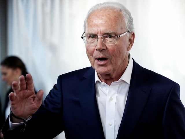 Franz Beckenbauer grüsst an einer Tagung. Franz Beckenbauer grüsst an einer Tagung.