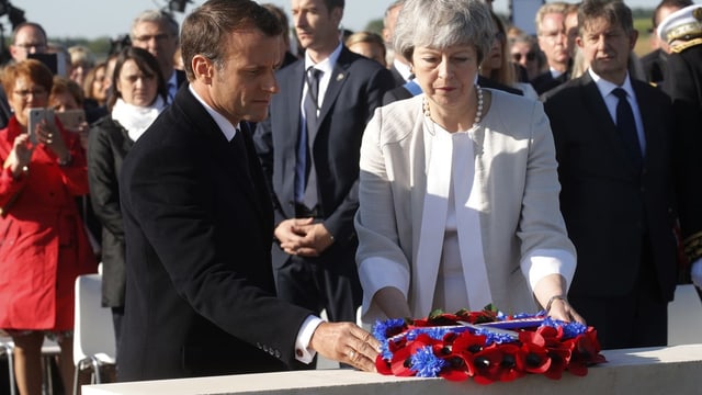 Macron und May bei der Kranzniederlegung Macron und May bei der Kranzniederlegung