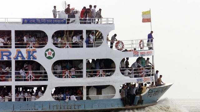 Archivbild: Eine Fähre auf dem Fluss Meghna in Bangladesch. Archivbild: Eine Fähre auf dem Fluss Meghna in Bangladesch.