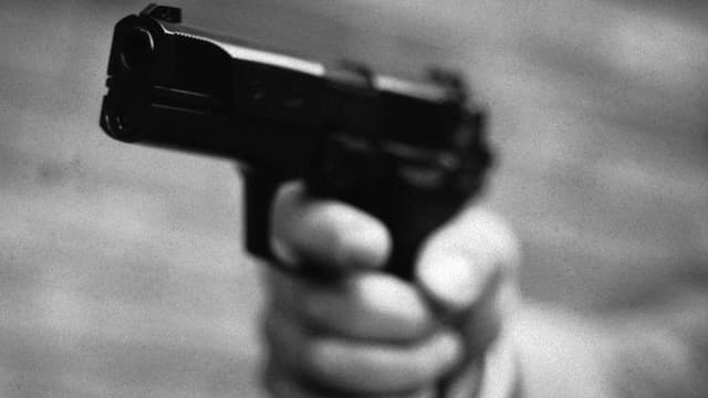Mann hält Waffe Mann hält Waffe