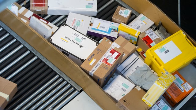 Pakete auf einem Förderband im Paketzentrum Härkingen Pakete auf einem Förderband im Paketzentrum Härkingen