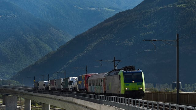 BLS-Zug am Lötschberg. BLS-Zug am Lötschberg.