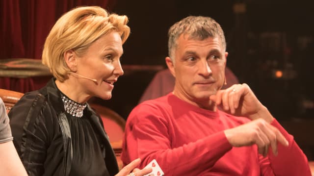 Sonja Nef und Kubilay Türkyilmaz bei den Proben am Jass-Tisch.