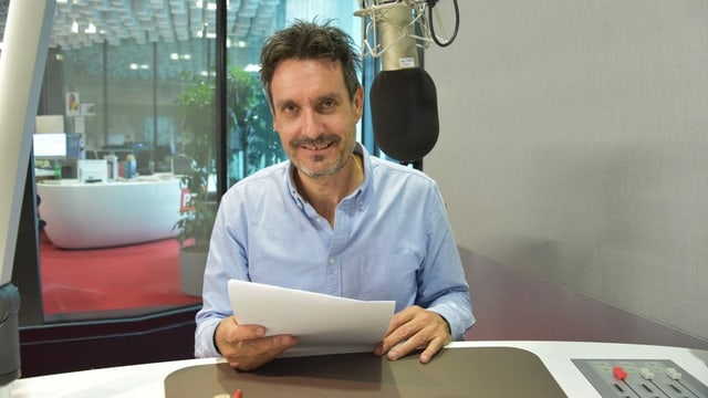 purtret da Jürg Gautschi en il studio da RTR. purtret da Jürg Gautschi en il studio da RTR.