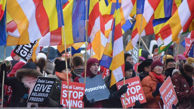 Der Besuch des Dalai Lama ist von Protesten begleitet.