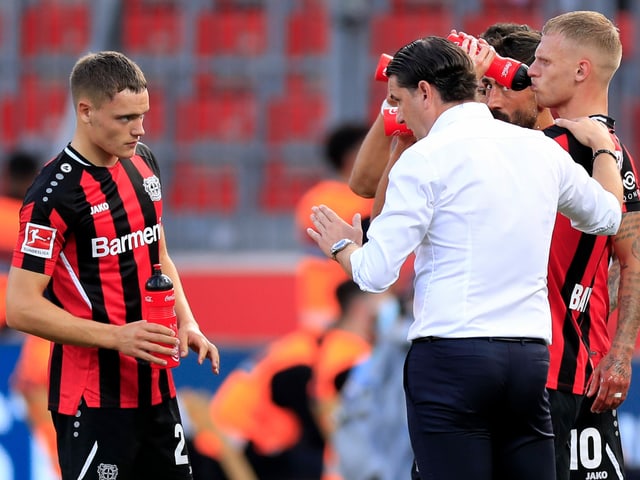 Gerardo Seoane versammelt seine Spieler um sich. Gerardo Seoane versammelt seine Spieler um sich.