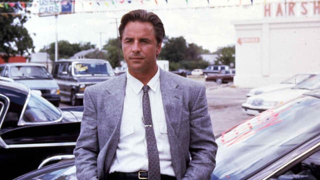 Don Johnson lehnt sich gegen ein Auto. Still aus «The Hot Spot». Don Johnson lehnt sich gegen ein Auto. Still aus «The Hot Spot».
