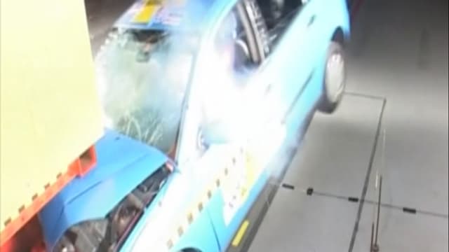 Crashtest mit Lastwagen und PW Crashtest mit Lastwagen und PW