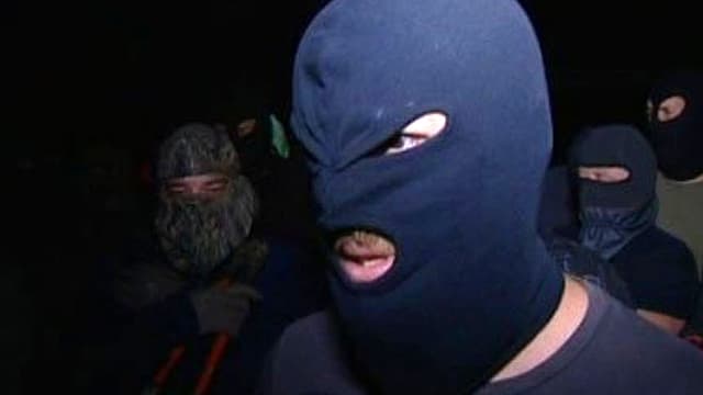 Ein Aktivist des Comité Régional d'Action viticole (CRAV) mit einer Sturmhaube. Es ist Nacht auf den Strassen der südfranzösischen Stadt Sète. Ein Aktivist des Comité Régional d'Action viticole (CRAV) mit einer Sturmhaube. Es ist Nacht auf den Strassen der südfranzösischen Stadt Sète.