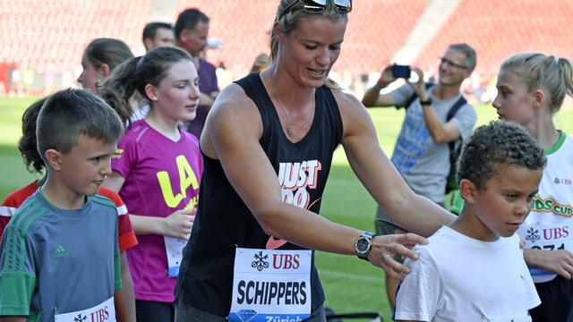 Dafne Schippers hilft einem Jungen. Dafne Schippers hilft einem Jungen.