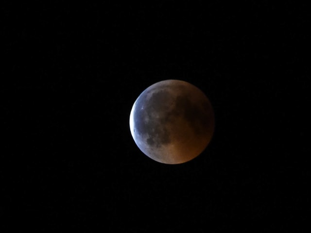 Der Mond wird eine Sichel.