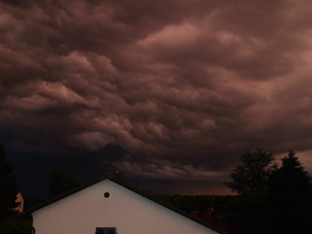 Dunkle Gewitterwolken überhalb von Häusern in Bremgarten