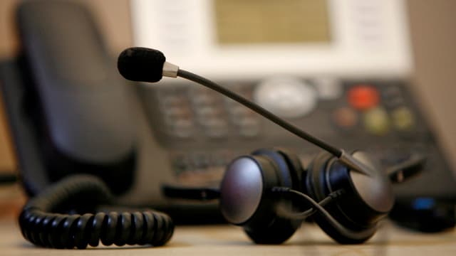 Headset bei einem Telefon. Headset bei einem Telefon.