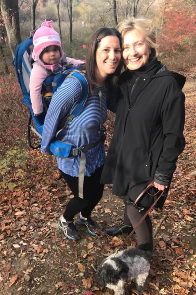 Margot Gerster mit Tochter, Hillary Clinton mit Hund Margot Gerster mit Tochter, Hillary Clinton mit Hund
