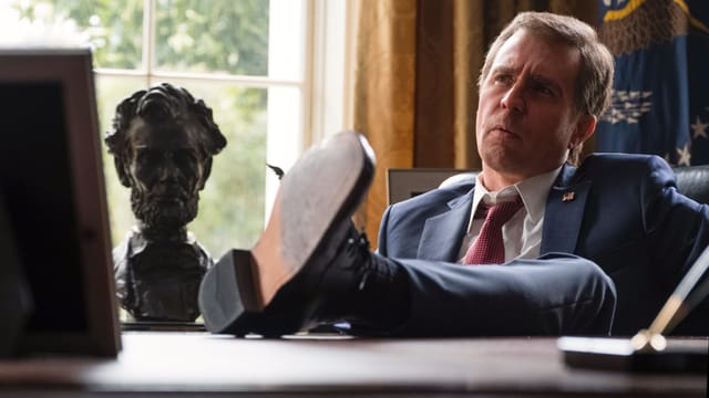 Sam Rockwell als George W. Bush mit den Füssen auf dem Pult des Oval Office. Sam Rockwell als George W. Bush mit den Füssen auf dem Pult des Oval Office.