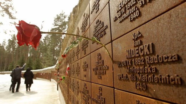 Eine Rose steckt zwischen zwei Erinnerungstafeln der Gedenkstätte zum Massaker in Katyn. Eine Rose steckt zwischen zwei Erinnerungstafeln der Gedenkstätte zum Massaker in Katyn.
