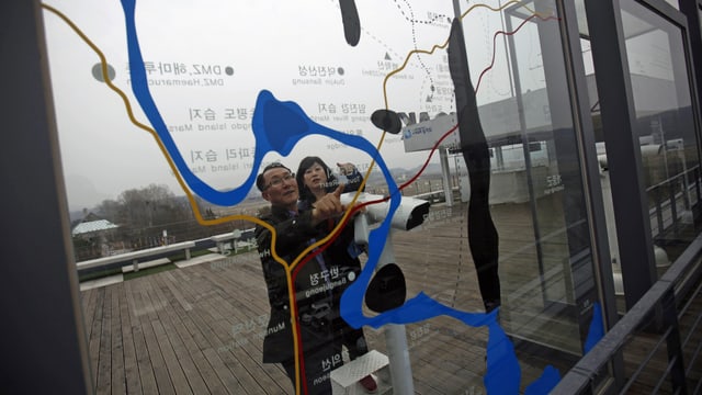 Südkoreaner betrachten die Karte der entmilitarisierten Zone zwischen Nord- und Südkorea. (reuters) Südkoreaner betrachten die Karte der entmilitarisierten Zone zwischen Nord- und Südkorea. (reuters)