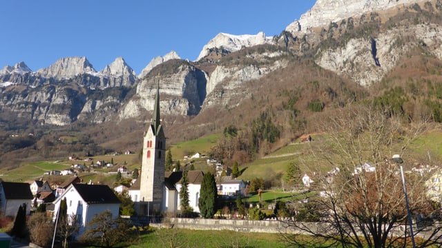 Kirche von Walenstadt, dahinter die schneelosen Churfirsten. Kirche von Walenstadt, dahinter die schneelosen Churfirsten.