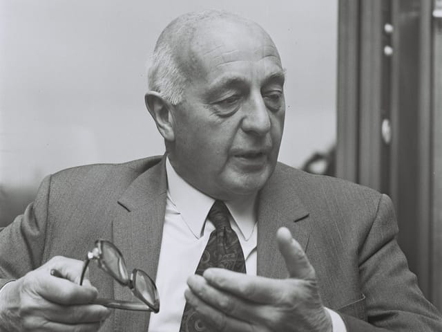 Sicco Leendert Mansholt auf einem Schwarzweiss-Bild mit Anzug