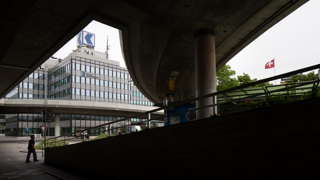 ZKB-Hauptgebäude, davor Teile der Hardbrücke. ZKB-Hauptgebäude, davor Teile der Hardbrücke.