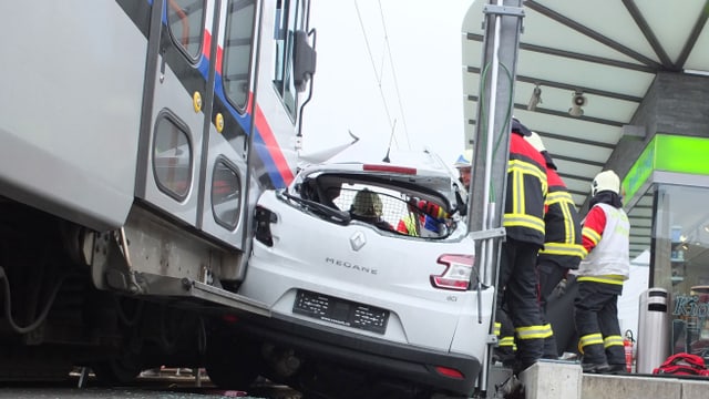 Der Fahrer des Autos wurde beim Unfall mittelschwer verletzt. Der Fahrer des Autos wurde beim Unfall mittelschwer verletzt.
