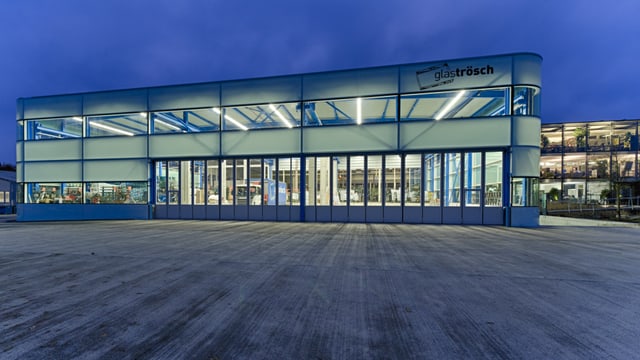 Aussenansicht eines Hauses aus Glas. Aussenansicht eines Hauses aus Glas.