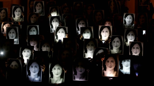 Menschen halten Porträts von Daphne Caruana Galizia in die Luft