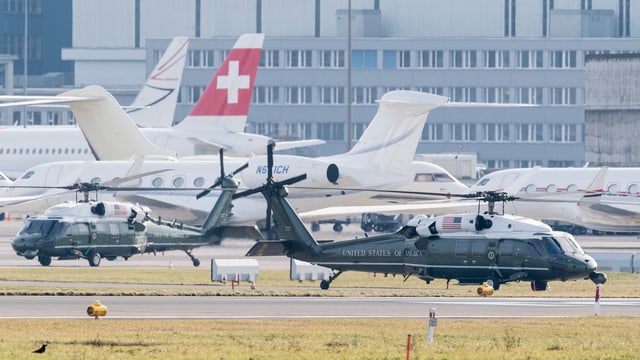 zwei schwarze Helikopter vor Swiss-Flugzeugen zwei schwarze Helikopter vor Swiss-Flugzeugen