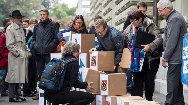Die Initianten präsentieren die Unterschriftsbögen. Die Initianten präsentieren die Unterschriftsbögen.