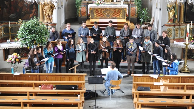 Chor kontra.cant en baselgia a Glion. Chor kontra.cant en baselgia a Glion.