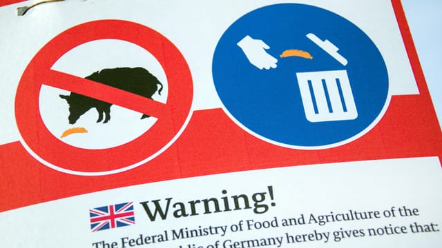 Ein Warnhinweis zur Verhinderung der Ausbreitung der Schweinepest. Ein Warnhinweis zur Verhinderung der Ausbreitung der Schweinepest.