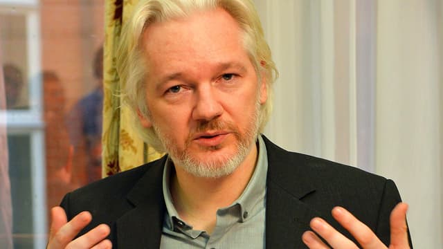 Assange hebt die Hände Assange hebt die Hände