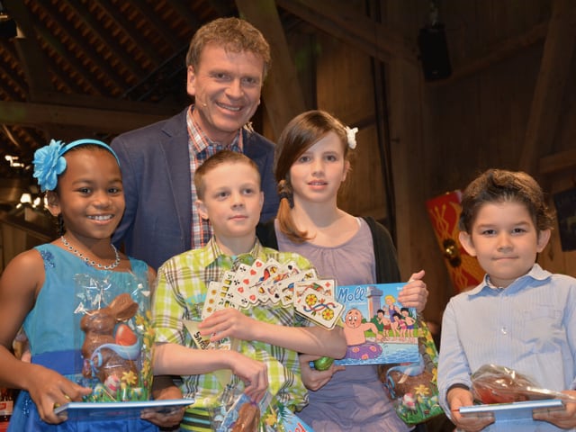 Chelsea, Jass-Gewinner Philipp, Selina und Schiedrichter-Assistent Claudio mit ihren Preisen