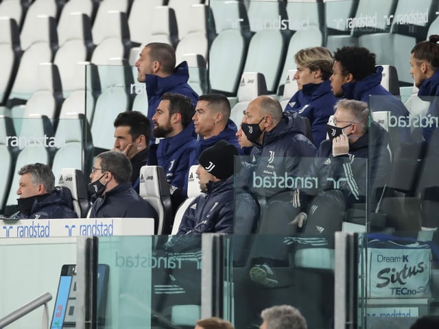 Fussballspieler sitzen auf der Tribüne Fussballspieler sitzen auf der Tribüne