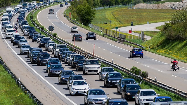 Autos, die im Stau auf einer Autobahn stehen. Autos, die im Stau auf einer Autobahn stehen.
