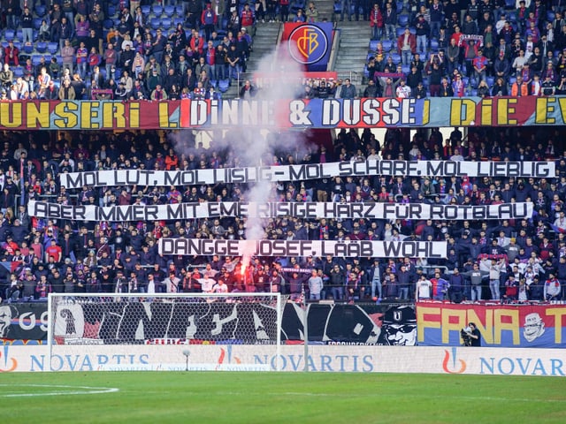 Die Muttenzer Kurve erweist Josef Zindel mit einem Transparent die Ehre. Die Muttenzer Kurve erweist Josef Zindel mit einem Transparent die Ehre.