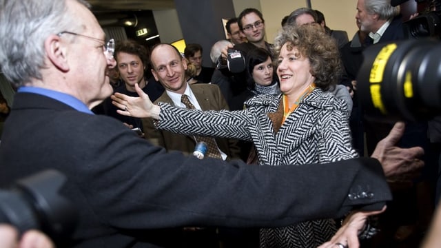Elmar Ledergeber bereitet seine Arme aus, um Corine Mauch zu gratulieren. Elmar Ledergeber bereitet seine Arme aus, um Corine Mauch zu gratulieren.