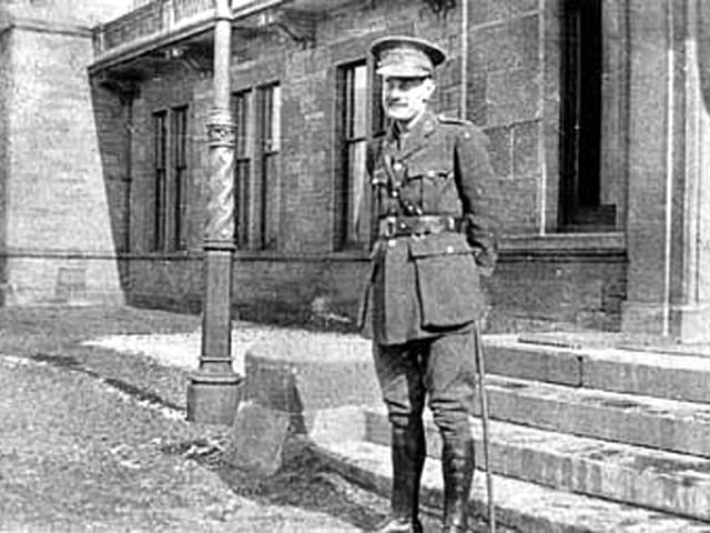 William Rivers in Uniform vor dem Craiglockhart-Krankenhaus in Edinburgh (Schwarz-weiss-Aufnahme). William Rivers in Uniform vor dem Craiglockhart-Krankenhaus in Edinburgh (Schwarz-weiss-Aufnahme).