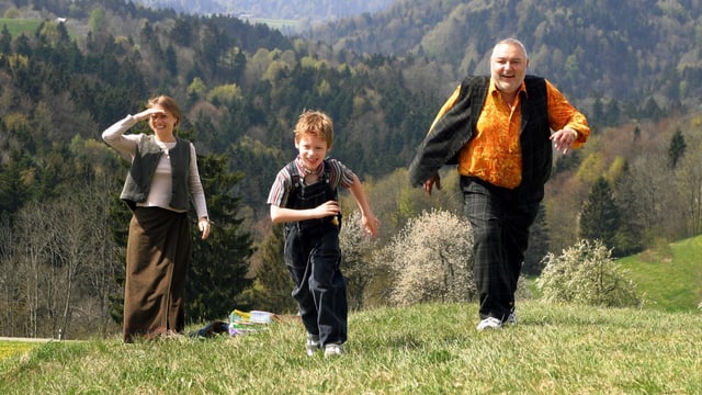 Drei Menschen gehen einen Hügel hoch. Drei Menschen gehen einen Hügel hoch.