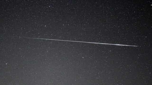 Lange Lichtspur einer Sternschnuppe am Nachthimmel. Lange Lichtspur einer Sternschnuppe am Nachthimmel.